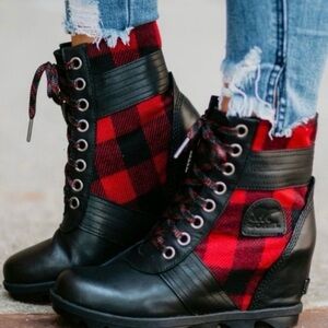 Sorel girls Lexie boots in red plaid sz 3